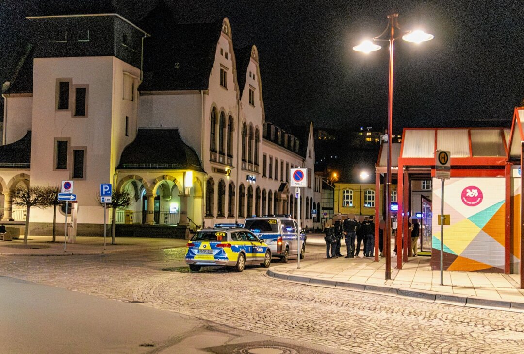 Schwerverletzter nach Auseinandersetzung auf Auer Postplatz: Polizei sucht nun Zeugen - Auf dem Postplatz in Aue kam es am Abend zu einem Polizeieinsatz. Foto: Niko Mutschmann