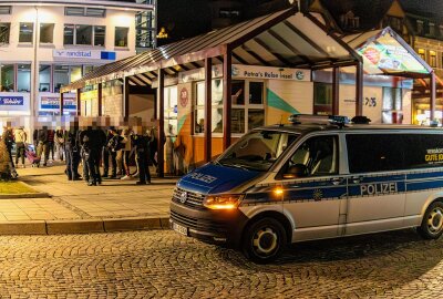 Schwerverletzter nach Auseinandersetzung auf Auer Postplatz: Polizei sucht nun Zeugen - Auf dem Postplatz in Aue kam es am Abend zu einem Polizeieinsatz. Foto: Niko Mutschmann