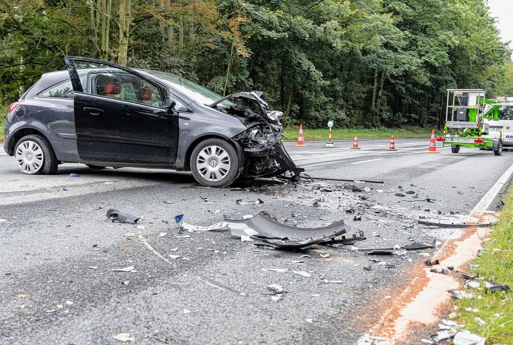Am Freitagmorgen gegen 7.30Uhr kam es zu einem schweren Verkehrsunfall auf der S307 zwischen Oelsnitz und Triebel. Foto: B&S/David Rötzschke