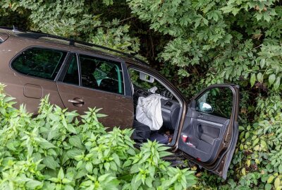 Schwerverletzter nach Unfall bei Oelsnitz: Rettungshubschrauber im Einsatz - Der VW Golf landete im Straßengraben. Foto: B&S/David Rötzschke