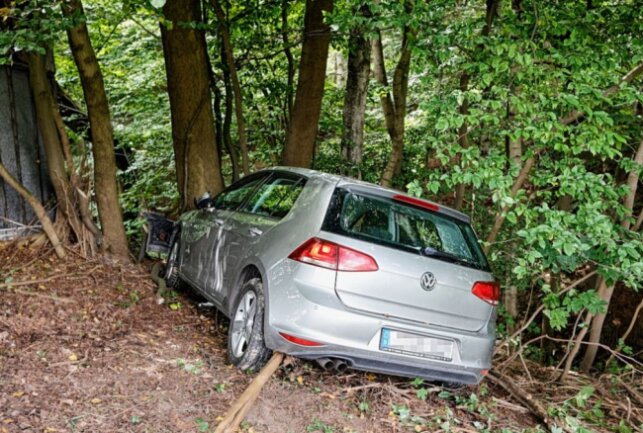 Schwerverletztes Ehepaar nach Unfall in Lunzenau - Der PKW kam vom schmalen Feldweg ab und prallte gegen einen Baum. Foto: Harry Härtel/haertelpress
