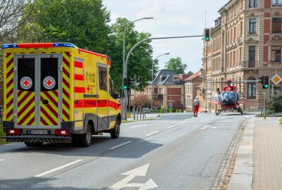 Schwerwiegender Crash : Motorrad kracht in Auto - Ein Abbiegevorgang hatte am Samstagnachmittag in Zittau schwerwiegende Folgen. Foto: xcitepress/tb