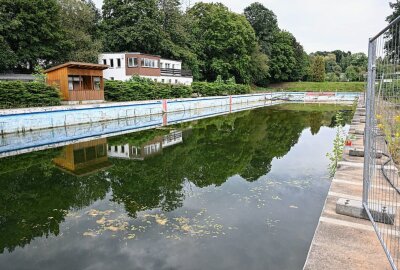Schwimmsportkomplex in Bernsdorf auf der Zielgeraden - Hier sieht man das alte Freibad in Bernsdorf mit seinem 100-Meter-Becken. Foto: Andreas Seidel