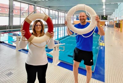 Schwimmunterricht kann wieder starten - Betriebsleiterin Jeannie Guhde (li.) und Jan Schmidt (re.) freuen sich, dass morgen der Schwimmunterricht wieder starten kann. Foto: Ralf Wendland
