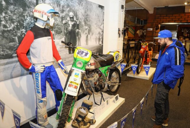 Sebastian Meyer reist mit Motorrad durch 21 Länder - Sebastian Meyer zeigte sich vom Deutschen Enduro Museum beeindruckt. Foto: Thomas Fritzsch
