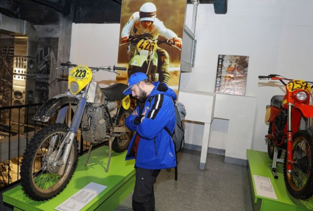 Sebastian Meyer reist mit Motorrad durch 21 Länder - Sebastian Meyer zeigte sich vom Deutschen Enduro Museum beeindruckt.Foto: Thomas Fritzsch