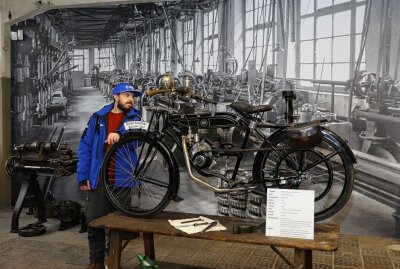 Sebastian Meyer reist mit Motorrad durch 21 Länder - Sebastian Meyer zeigte sich vom Deutschen Enduro Museum beeindruckt. Foto: Thomas Fritzsch