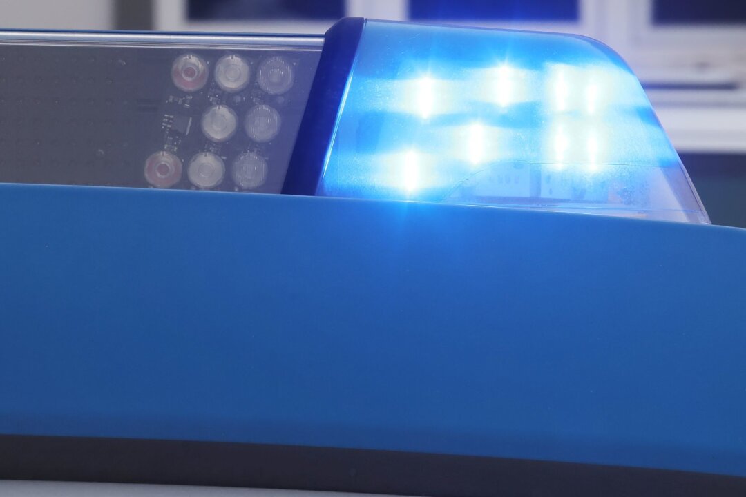 Sechs Fahrzeuge stoßen bei Großkugel zusammen - Das blinkende Blaulicht an einem Dienstauto der Polizei.