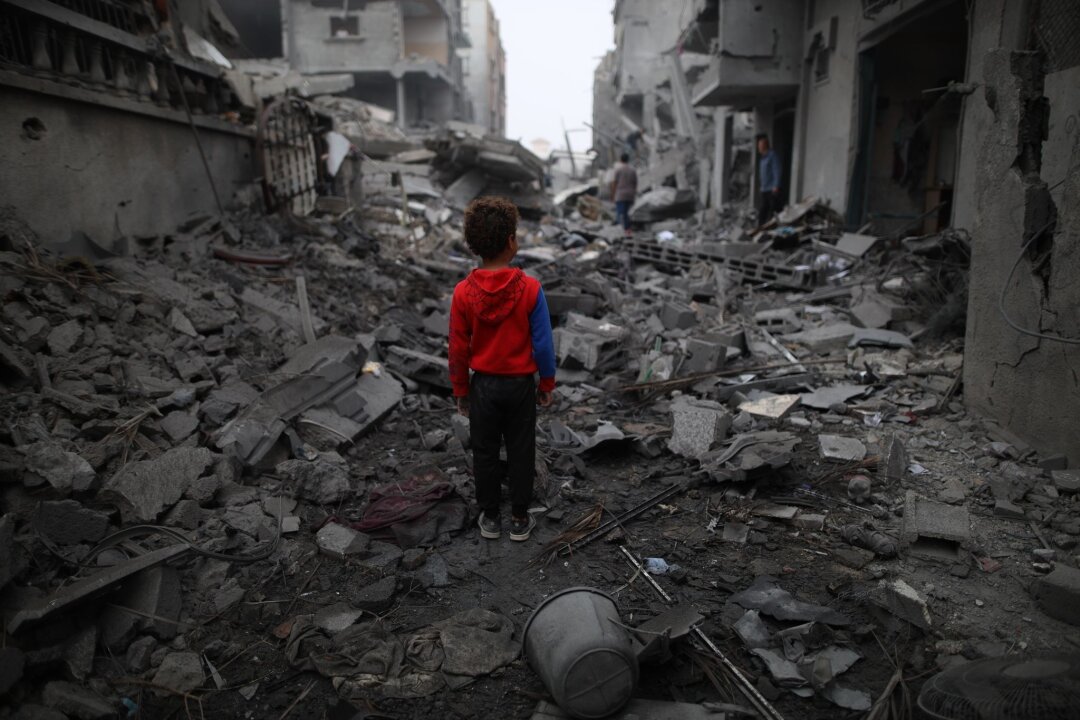 Sechs Monate Gaza-Krieg: "Beispiellos in Israels Geschichte" - Ein Junge steht vor den Trümmern nach einem Luftangriff im Flüchtlingslager Maghazi im Zentrum des Gazastreifens. Schon sechs Monate lang tobt der Gaza-Krieg.