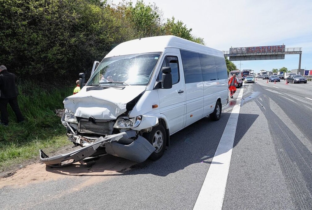 Sechs Verletzte bei Crash mit Kleinbus auf der A4 - Der Sprinter fuhr auf die langsamfahrenden PKW auf. Foto: Roland Halkasch