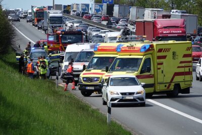 Sechs Verletzte bei Crash mit Kleinbus auf der A4 - Heute Mittag kam es auf der A4 zu einer Kollision mit mehreren Verletzten.