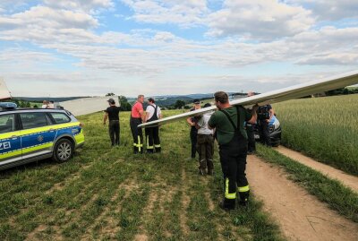 Segelflugzeug landet unsanft in Aue-Bad Schlema auf Feld - In Aue-Bad Schlema, OT Wildbach landete gestern ein Segelflugzeug unsanft auf dem Feld. Foto: Niko Mutschmann