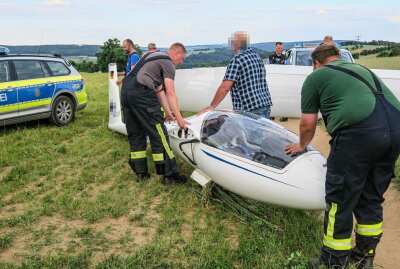 Segelflugzeug landet unsanft in Aue-Bad Schlema auf Feld - In Aue-Bad Schlema, OT Wildbach landete gestern ein Segelflugzeug unsanft auf dem Feld. Foto: Niko Mutschmann