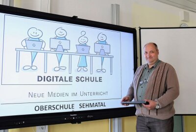 Sehmaer Oberschule setzt Digitalpakt um - Norman Bockje erklärt nicht ohne Stolz das neue System. Foto: Ilka Ruck