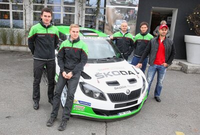 Seit 120 Jahren erfolgreich im Motorsport - Sepp Wiegand (2. v. re.) im Dezember 2013 in Prag bei der Skoda-Teampräsentation für die Saison 2014. Foto: Thorsten Horn