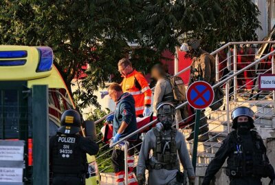 SEK-Zugriff in Flüchtlingsunterkunft: Mann droht mit Selbstverletzung - Mit einem Großaufgebot war die Polizei in Grimma Süd im Einsatz. Foto: Sören Müller