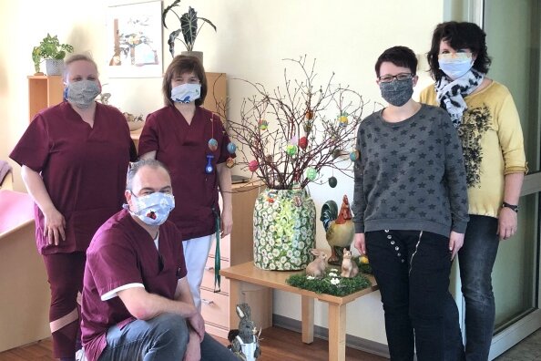 Das Pflegepersonal zeigt die selbstgenähten Mund-Nasen-masken. Foto: Frank Zwinscher