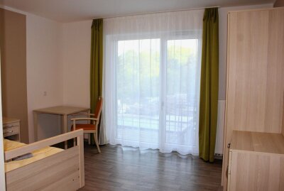 Seniorenresidenz in Limbach-Oberfrohna öffnet - Die gut 30 Zimmer pro Etage sind modern möbliert und durch die großen Fenster sehr hell. Foto: A.Büchner