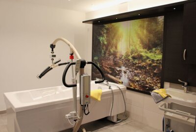 Seniorenresidenz in Limbach-Oberfrohna öffnet - Pro Etage gibt es ein Bad mit modernster Technik, wenn Bewohner statt der eigenen Dusche auch einmal ein Wannenbad nehmen möchten. Foto: A.Büchner