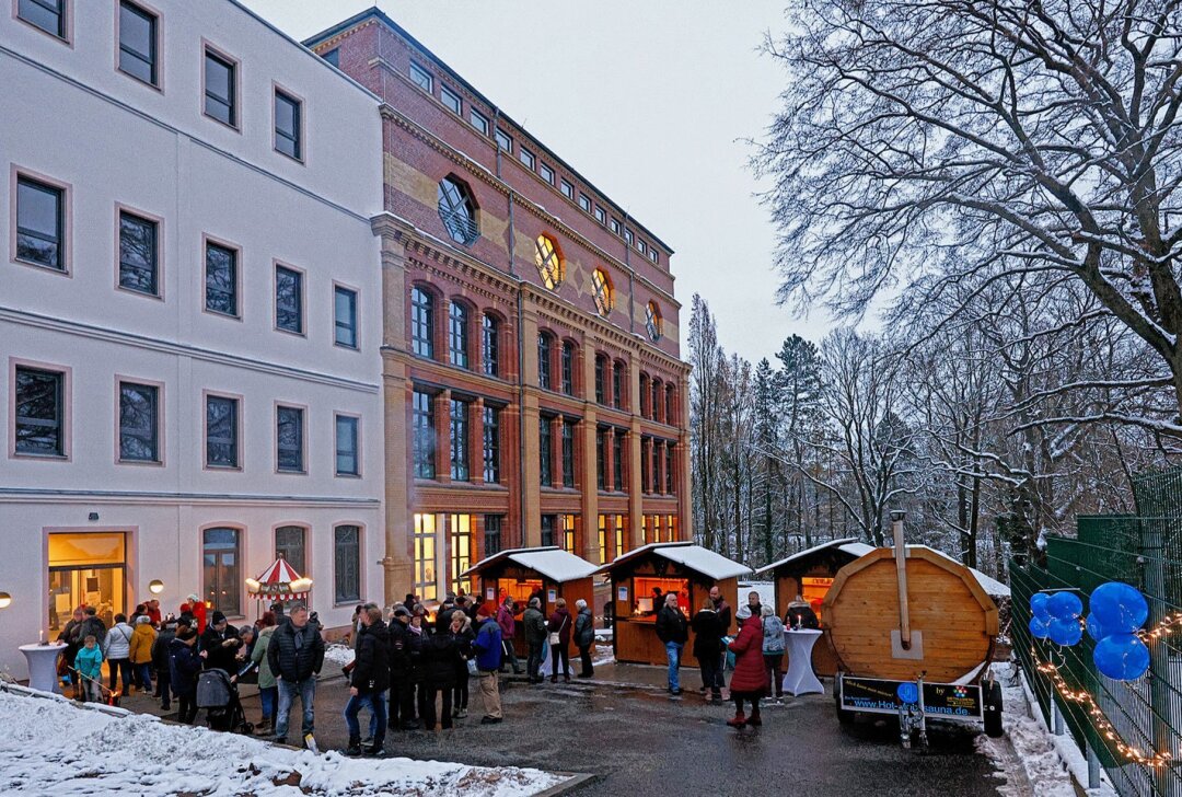 Seniorenzentrum in der Pfefferkorn-Fabrik öffnet im März 2024 - Blick auf das Azurit-Seniorenzentrum Pfefferkorn, wo es beim Tag der offenen Tür auch einen kleinen Weihnachtsmarkt gab. Foto: Markus Pfeifer
