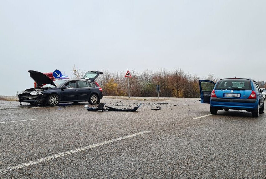 Seniorin übersieht Gegenverkehr: Unfall auf S283 in Reinsdorf - Bei Reinsdorf gab es einen Unfall. Foto: Mike Müller