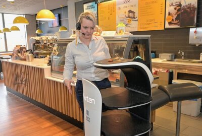 Service-Roboter ist 14 Tage bei McDonald's in Aue im Einsatz gewesen - Schichtführerin Jenny Lang mit dem Service-Roboter, der jetzt 14 Tage bei McDonald's in Aue im Einsatz gewesen ist. Foto: Ralf Wendland