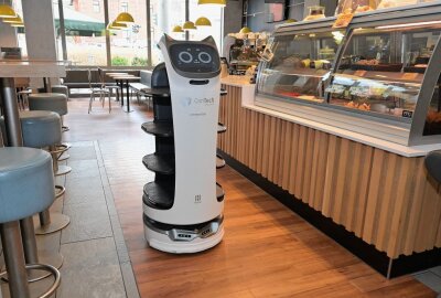 Service-Roboter ist 14 Tage bei McDonald's in Aue im Einsatz gewesen - Ein Service-Roboter ist jetzt 14 Tage bei McDonald's in Aue im Einsatz gewesen. Foto: Ralf Wendland