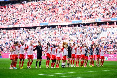 Servus Meisterschale: Müller kennt Arsenals Angriffsfläche - Die Spieler des FC Bayern bedanken sich nach dem Sieg gegen den 1. FC Köln bei den Fans.