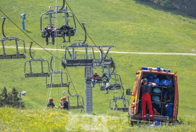 Sesselliftdrama im Vogtland: 33 Menschen in 15 Metern Höhe eingeschlossen - Sesselliftdrama im Vogtland. Foto: Bernd März