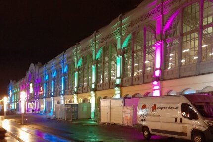Der Dresdner Hauptbahnhof erstrahlt in den Farben des Rare Disease Days. Foto: "Mein_Einkaufsbahnhof"