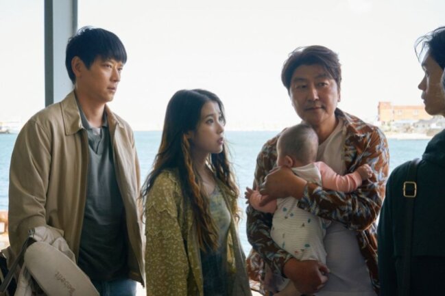 Shazam und der Zorn der Götter: Das sind die Kino-Highlights der Woche - So-young (Lee Ju-jeun) sucht gemeinsam mit Dong-soo (Gang Dong-won, links) und Sang-hyn (Song Kang-ho) nach neuen Eltern für ihr Baby.