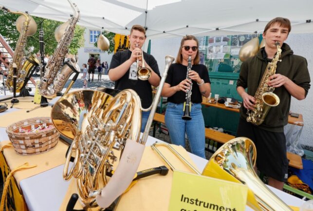 Am Stand vom Jugendblasorchester Auerbach konnten die Innenstadtbesucher Instrumente ausprobieren. Foto: Thomas Voigt