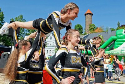 Shoppen und Mitmachaktionen zum Auerbacher Familientag - Die Auerbacher Cheerleader zeigten eine Kostprobe ihres Könnens. Foto: Thomas Voigt