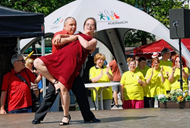 Patricia Schramm und Daniel Pausch legten eine flotte Sohle hin. Das Tanzpaar siegte voriges Jahr bei den Special Olympics für Menschen mit geistiger Behinderung im österreichischen Graz. Foto: Thomas Voigt