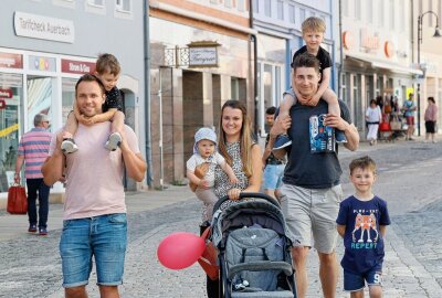 Shoppen und Mitmachaktionen zum Auerbacher Familientag - Gutgelaunte Familien bummelten durch die Innenstadt. Foto: Thomas Voigt