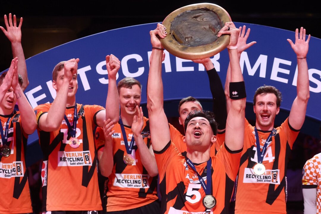 Showdown in Berlin: Volleys holen vor 8500 Fans den Titel - Die Spieler der Berlin Volleys jubeln mit der Meisterschale.
