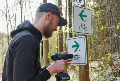 "ShredErz"-Mountainbiker widmen sich der Umwelt - Am Radweg entlang der Zschopau wurden neue Schilder angebracht. Foto: Andreas Bauer