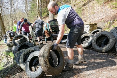"ShredErz"-Mountainbiker widmen sich der Umwelt - Für Entsetzen sorgten die vielen Reifen, die in der Zschopau entdeckt wurden. Foto: Andreas Bauer