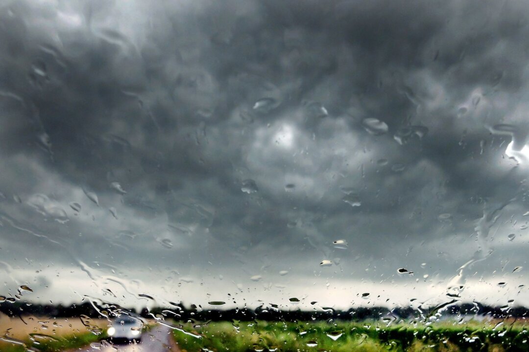 Sicher durch Regen und über nasse Straßen - Stürmische Zeiten: Bei starkem Wind und Regen sollten Autofahrer ihr Tempo drosseln.