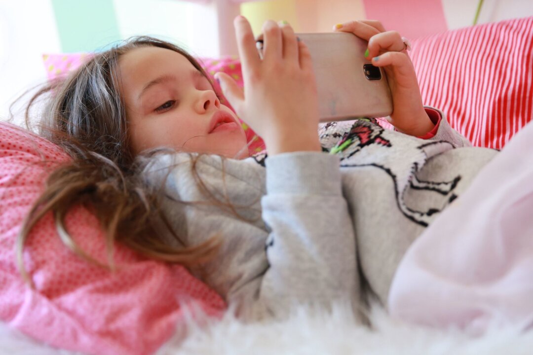 Sicher surfen: So schütze ich mein Kind im Internet - Für viele Kinder und Jugendliche sind Smartphones zu alltäglichen Begleitern geworden.