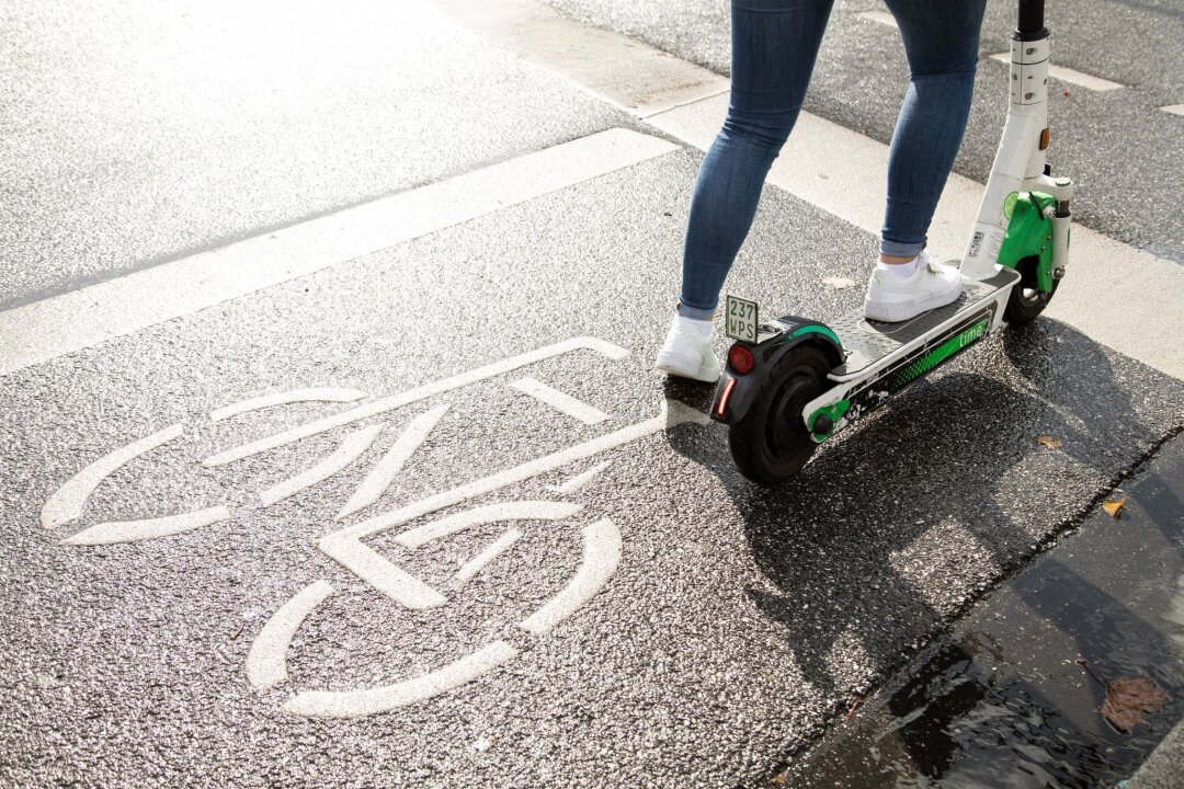 Sicher und rücksichtsvoll mit dem E-Scooter unterwegs - Der Gehweg ist tabu: Fahrer und Fahrerinnen von E-Scootern müssen Radwege oder die Fahrbahn benutzen.