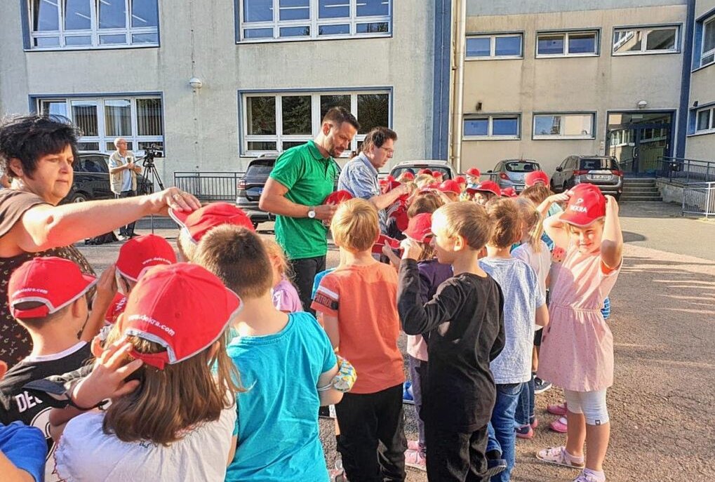 Am Donnerstagvormittag konnten über 90 Kinder in Freiberg mit der neuen Kopfbedeckung glücklich gemacht werden. Foto: Gebitsverkehrswacht Freiberg
