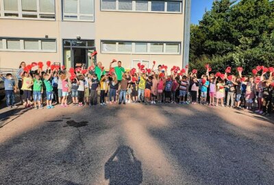"Sicherheit braucht Köpfchen": 1.200 rote Kappen für mittelsächsische Schulanfänger - Am Donnerstagvormittag konnten über 90 Kinder in Freiberg mit der neuen Kopfbedeckung glücklich gemacht werden. Foto: Gebitsverkehrswacht Freiberg