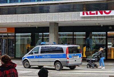 Sicherheit in der City: McDonalds wird zur Polizeiwache - Zentralhaltestelle Chemnitz 2023: Kontrolle eines Tatverdächtigen durch die OEG. Die Polizeipräsenz dürfte sich durch die neue Wache verstärken. Foto: Harry Härtel