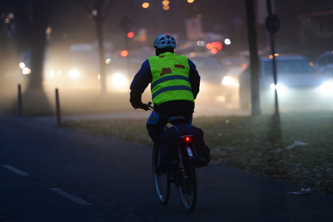 Sichtbar sicher: Tipps für Fußgänger und Radler im Dunkeln - Sicherheit geht vor: Mit einer einfachen Warnweste können Radfahrer ihre Sichtbarkeit im Straßenverkehr um ein Vielfaches erhöhen.