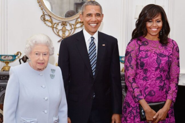 "Sie erinnerte mich sehr an meine Großmutter": Barack Obama gedenkt Queen Elizabeth II. auf Twitter - Der frühere US-Präsident Barack Obama erinnert in einem Tweet an eines der ersten Treffen von ihm, seiner Frau Michelle Obama (rechts) und der verstorbenen Queen Elizabeth II.