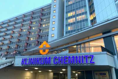 Zu sehen ist das Klinikum Chemnitz am Abend.