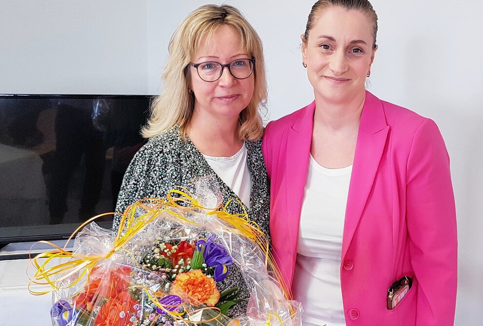 Sie kümmert sich um chronisch psychisch kranke Menschen - Paritas-Geschäftsführerin Cornelia Greiner (links) sagt: "Danke liebe Ivonne Strobel für 15 Jahre tolle Arbeit!" Foto: Karsten Repert