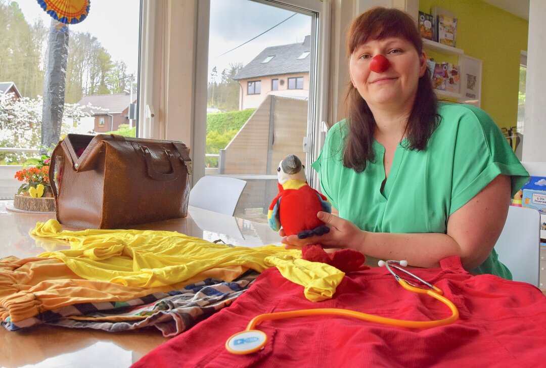 Sie zaubert kranken Menschen ein Lächeln ins Gesicht - Janine Illert als Klinikclown. Foto: Steffi Hofmann
