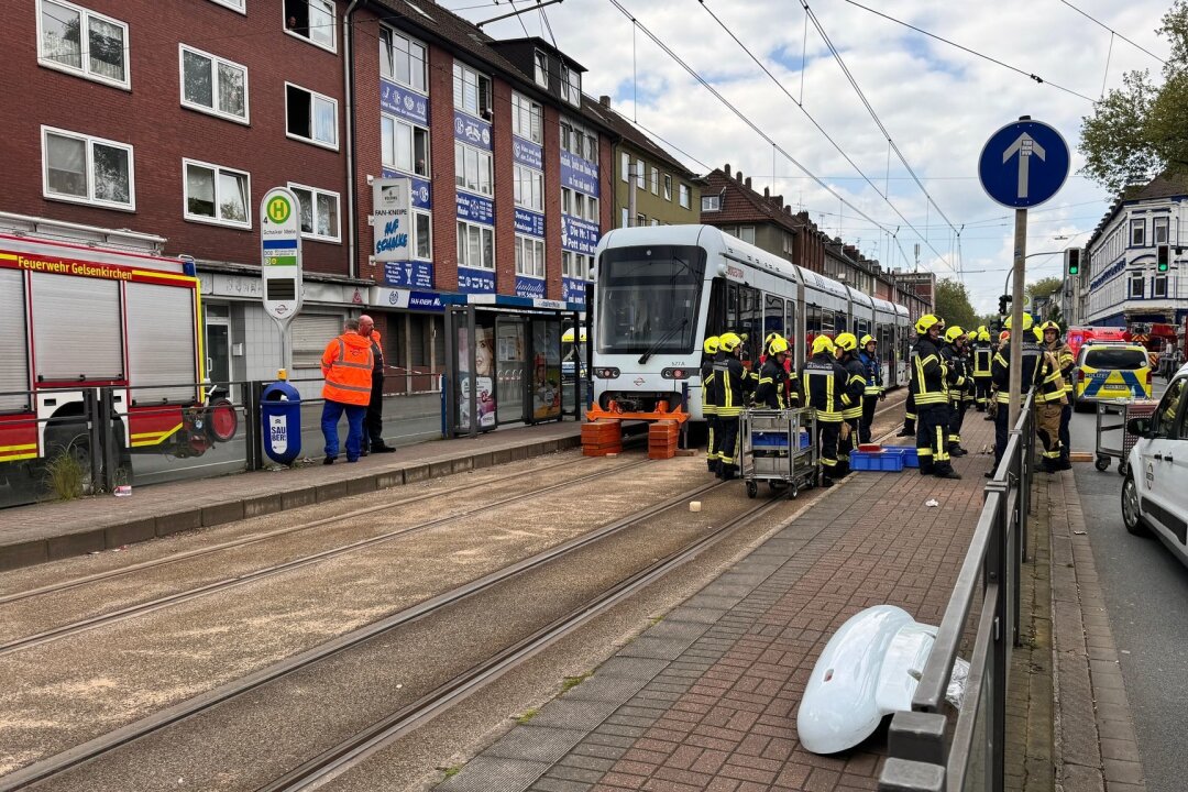 Siebenjähriger wird von Straßenbahn überfahren und stirbt - Ein siebenjähriger Junge ist in Gelsenkirchen von einer Straßenbahn erfasst und tödlich verletzt worden.